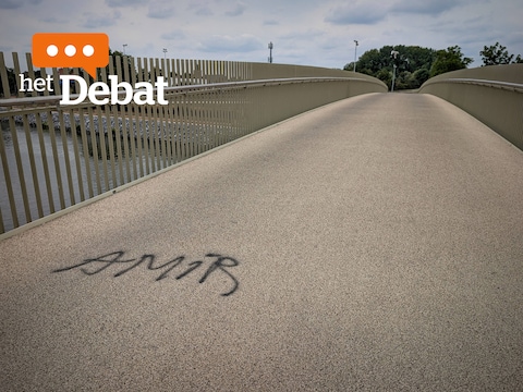 Deze tag werd boven op de brug geschilderd, te midden het rijvak. Wat kan de stad doen om situaties zoals deze te vermijden?
