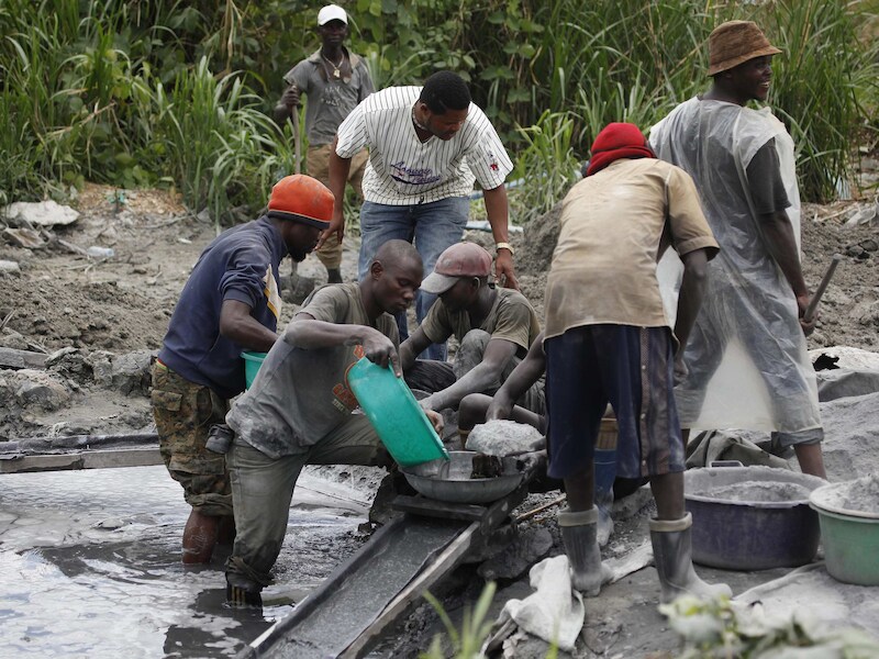 Artisanale goudzoekers in Mogbwalu, in het Ituri district.