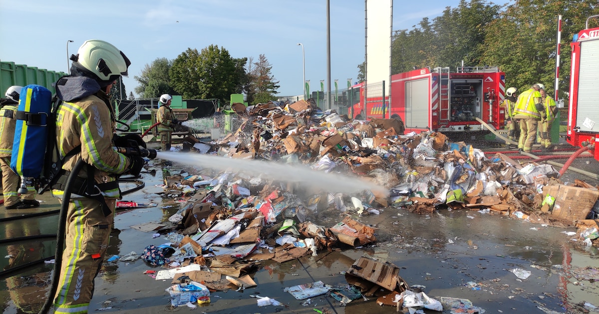 container-met-karton-vat-vuur-op-containerpark-menen-hln-be