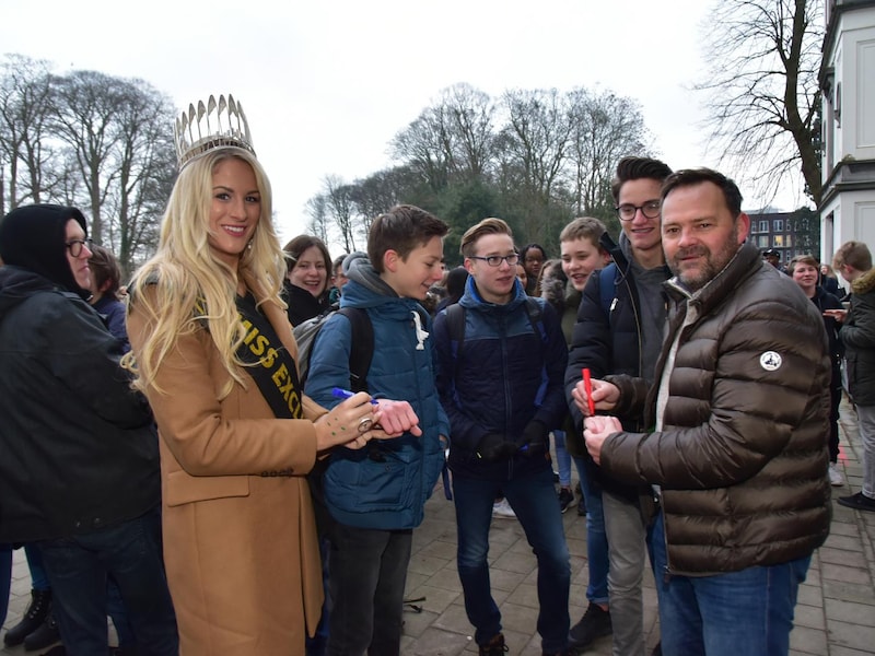 Miss Exclusive Lauralyn Vermeersch en ex-Rode Duivel Gunther Schepens zetten gisteren stippen op de handen van de leerlingen in het Sint-Jozef Instituut.