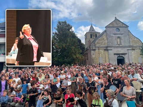 Meer dan 500 muzikanten en sympathisanten protesteerden zondag met ‘De Laatste Noot’ tegen de geplande schrapping van de subsidies voor Muziekmozaïek.