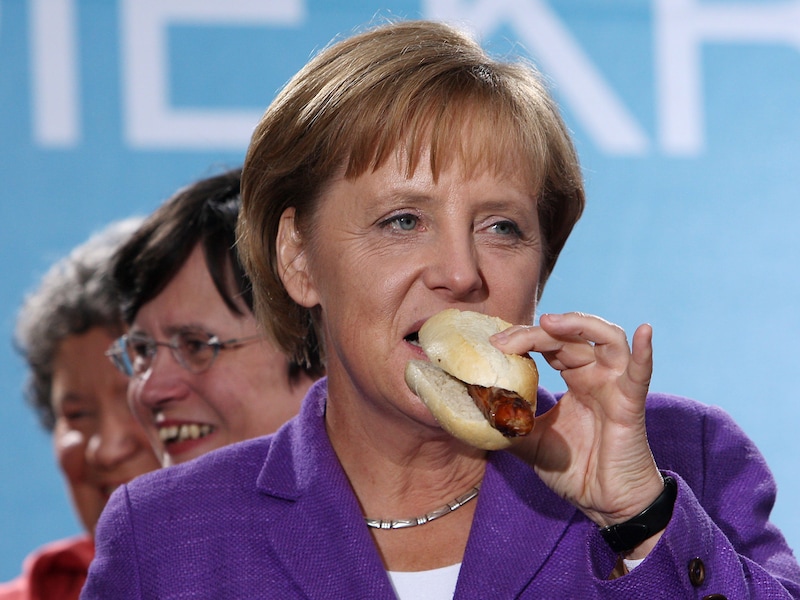 Ook bondskanselier Angela Merkel lust wel een worst.