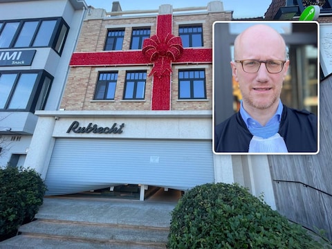 Het inbraakwerende rolluik en de veiligheidsdeuren van Rubrecht Juweliers in De Haan werden destijds geforceerd door de inbrekers. Inzet: advocaat Mathieu Langerock stond een van de beklaagden bij.