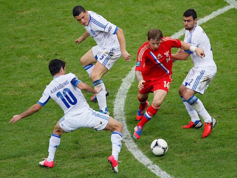 Pavlyuchenko, hier tussen drie Grieken op het EK in Polen/Oekraïne, is niet van de partij.