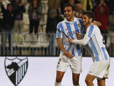 Isco (rechts) wordt gefeliciteerd door Jesus Gamez.