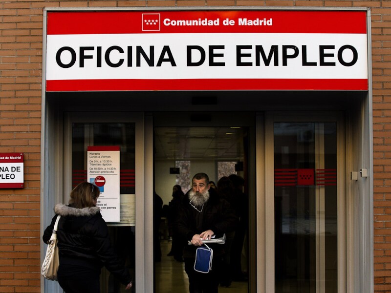 Een werkzoekende Spanjaard verlaat een arbeidsbemiddelingsbureau in Madrid.