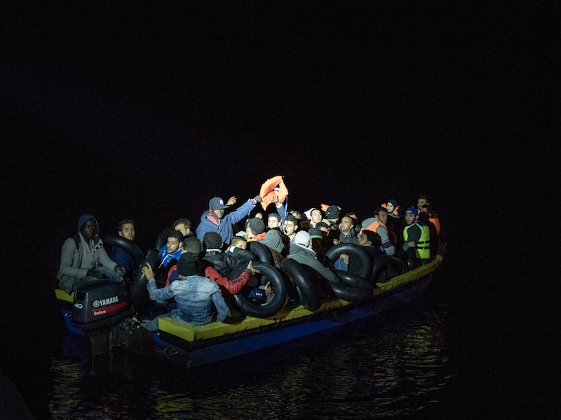 Vluchtelingen in een houten bootje voor de kust van Pozzollo, eind november vorig jaar.