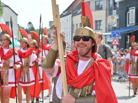 Tussen 13.30 en 17 uur trokken praalwagens, kleurrijke taferelen en tal van figuranten door het centrum