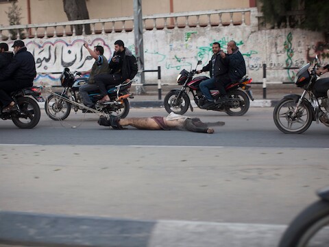 Op 20 november 2012, na het einde van de vorige Gaza-oorlog, werden vijf vermeende collaborateurs geëxecuteerd in Gaza. Het lichaam van één van hen werd later achter een motor gebonden. (Archieffoto)