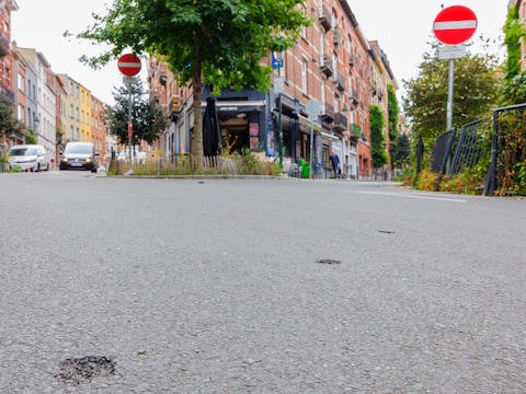 Kogelinslagen in Sint-Gillis na een derde schietpartij maandagavond.
