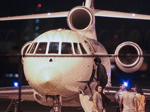 De Boliviaanse president Evo Morales gaat aan boord van het vliegtuig in het Braziliaanse Fortaleza.