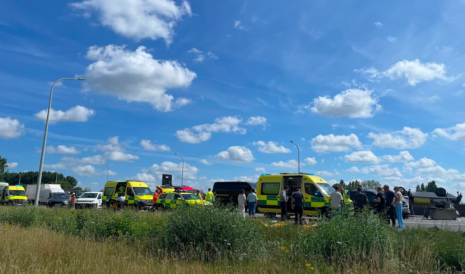 Automobilist (64) sterft na zwaar ongeval op E403 in Ardooie, bestuurder  rijdt paar uur later in op file | Foto | hln.be