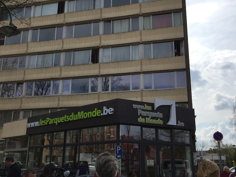 De politie viel zeker binnen op de vierde verdieping van dit gebouw.