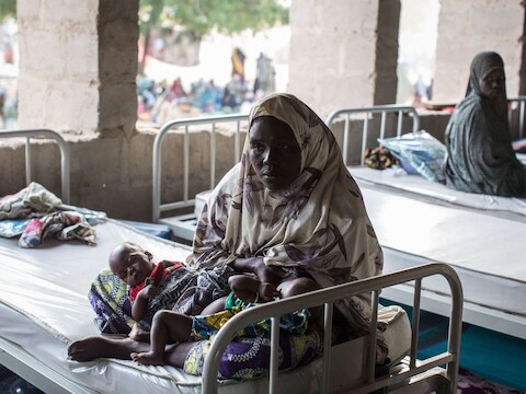 Een Nigeriaanse vrouw en haar tweeling verblijven in een geïmproviseerd hospitaal in Maiduguri in het noordoosten van het land. Duizenden mensen zijn op de vlucht voor het geweld.