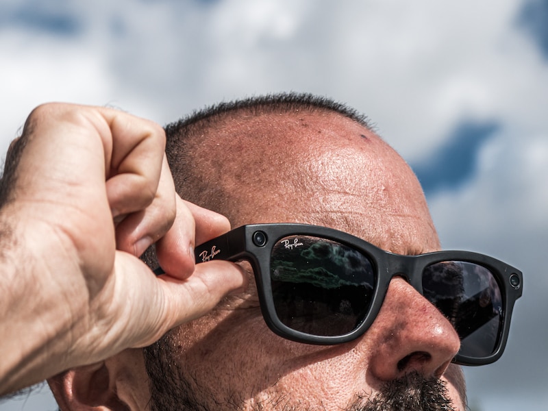 Een man met een Ray Ban Meta-zonnebril met ingebouwde camera en luidsprekers.