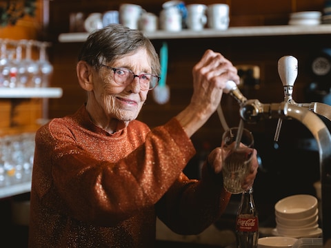 Lisbeth Waldack, uitbaatster van café Viking in de volkswijk Muide in Gent, aan haar tapkraan die eigenlijk al jaren niet meer werkt.