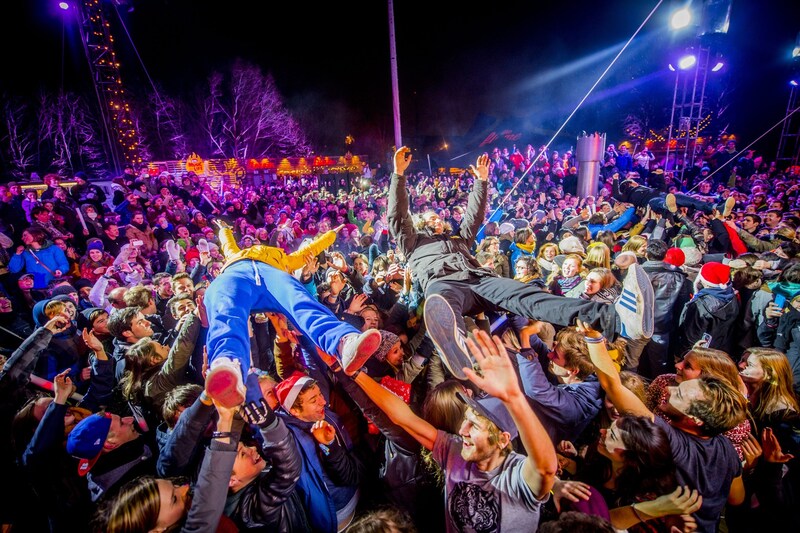 De presentatoren worden op handen gedragen tijdens Music for Life 2013 in Boom.