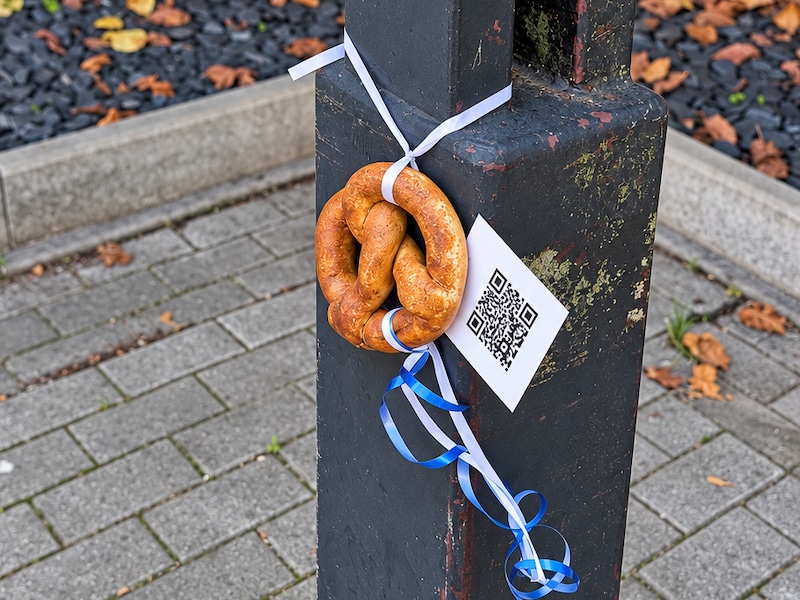 Tal van pretzels duiken op aan lantaarnpalen in Veurne.