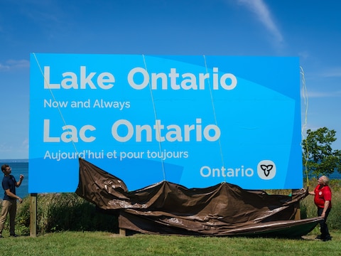 De premier van de Canadese provincie Ontario Doug Ford bij het nieuwe bord. 