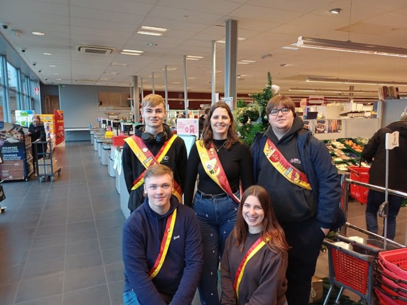 Studenten uit Aalst springen klanten bij aan kassa’s van Delhaize Ter Linden: “We zamelen geld in voor ons galabal”