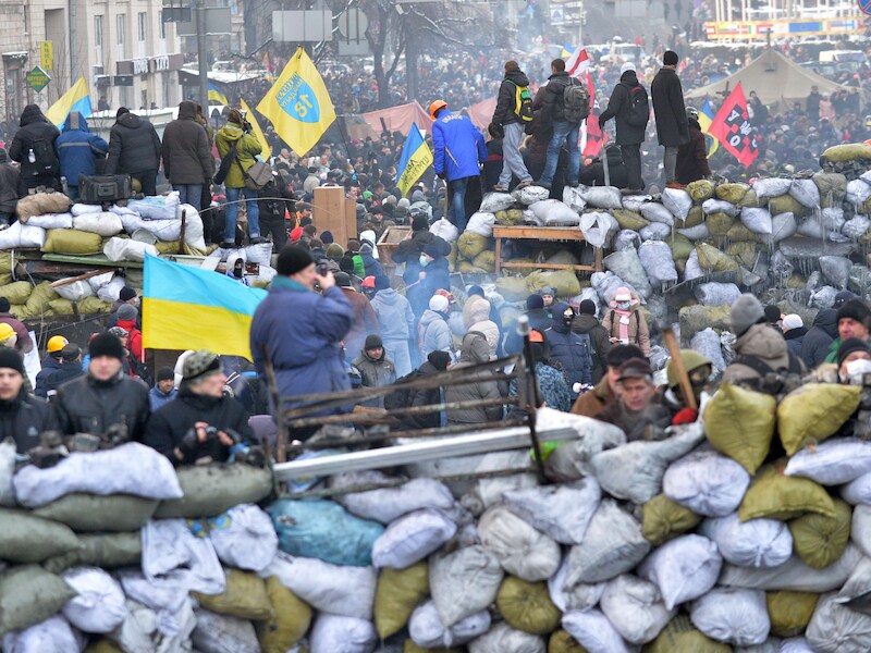 Demonstranten hebben blokkades opgeworpen in de hoofdstad Kiev.