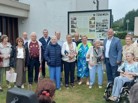 De onthulling van het nieuwe erfgoedbord aan wzc Sint-Jozef in Haaltert.