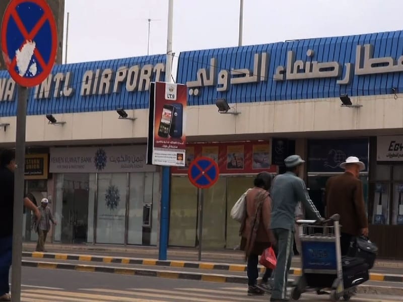 Reizigers gaan naar de luchthaven van Sanaa.