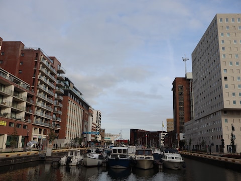 De brand ontstond in een appartementsblok links op de foto. 
