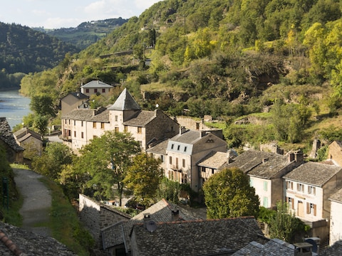Illustratiebeeld van huisjes in een dorp in Aveyron. 