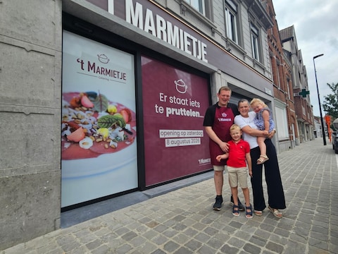 Leander en zijn vrouw Kianty bij hun traiteurzaak 't Marmietje in Oostrozebeke.