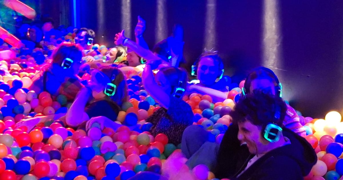 KIJK. 300 volwassenen gaan hard op rave in... ballenbad in Gentbrugge ...