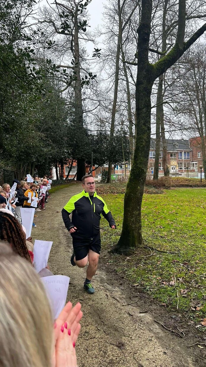 basisschool-sint-gorik-zet-directeur-in-de-bloemetjes-op-dag-van-de