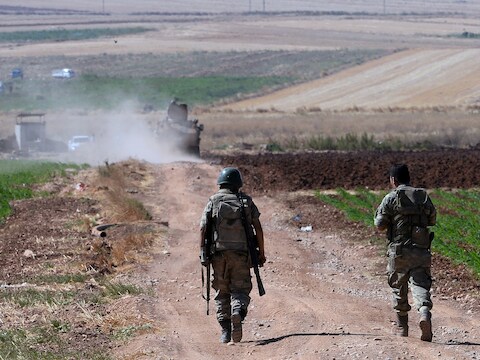 Patrouillerende Turkse soldaten nabij Kilis.