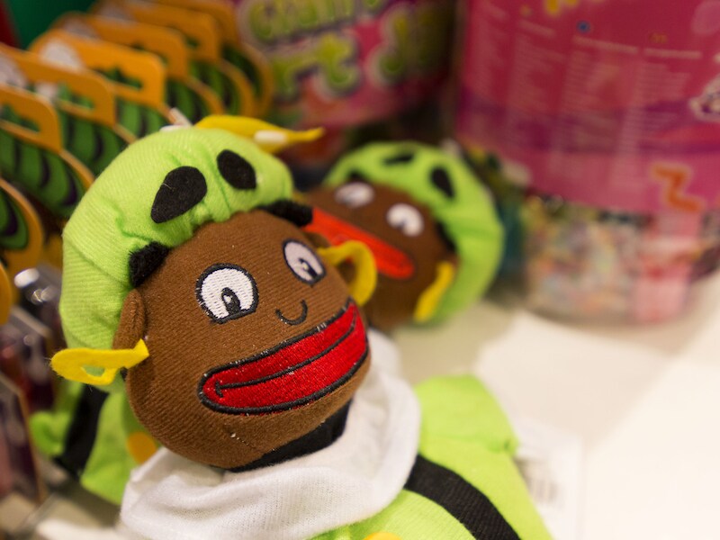 Een Zwarte Piet-poppetje in een etalage.