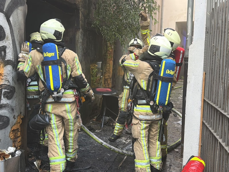 Brandweer in actie in het pand