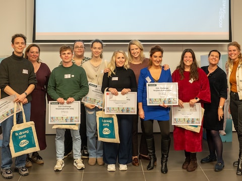 De winnaars van vorig jaar, met burgemeester Els van Doesburg (midden).