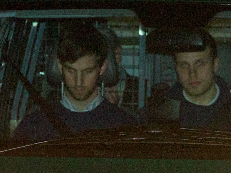 Agenten brengen dokter Ghyselbrecht na de zitting van de raadkamer terug naar de cel. De drie verdachten zitten in verschillende gevangenissen opgesloten.