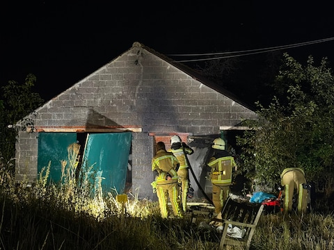 De brand brak uit bij een afgelegen woning in Westrozebeke.