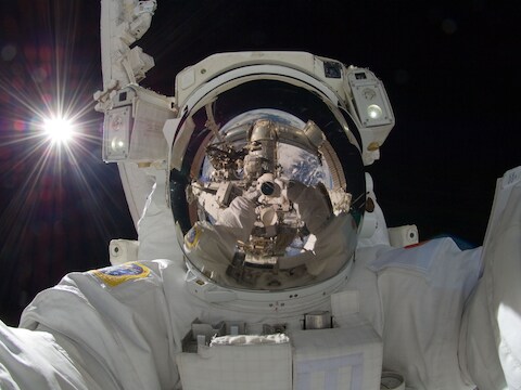 Een vele malen geretweete 'selfie' van de Japanse astronaut Aki Hoshide tijdens een ruimtewandeling bij het internationale ruimtestation ISS.
