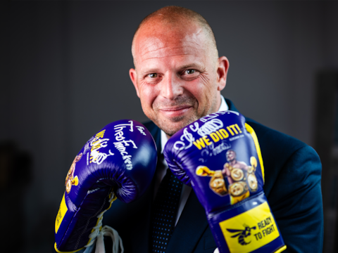 Minister van Defensie Theo Francken (N-VA) met de bokshandschoenen die hij kreeg van de Oekraïense wereldkampioen Oleksandr Usyk. “We blijven Oekraïne steunen.”