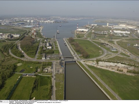 Dat ze ter compensatie van de havenuitbreiding grond moeten afstaan, pikken de landbouwers en buurtbewoners niet zomaar. Ze bezetten daarom de Kallosluis.