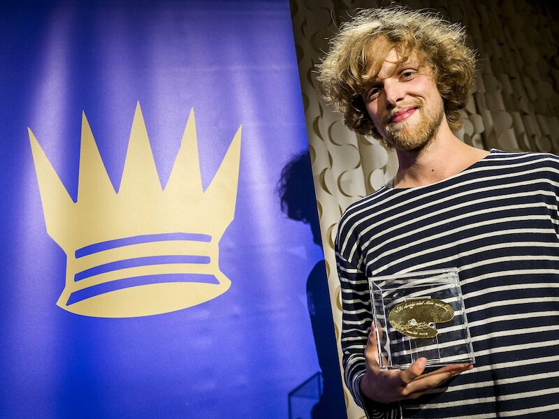 Winnaar Anton van Hertbruggen toont zijn Gulden Palet 2014 tijdens de uitreiking in het Rijksmuseum.