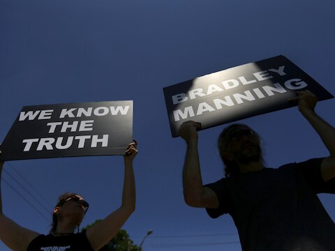 Betogers voor de vrijlating van Bradley Manning, zaterdag in Fort Meade, waar zijn rechtszaak dient.