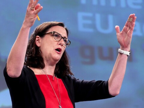 Bevoegd Europees commissaris Cecilia Malmström wil wachten op schriftelijke antwoorden van de VS.