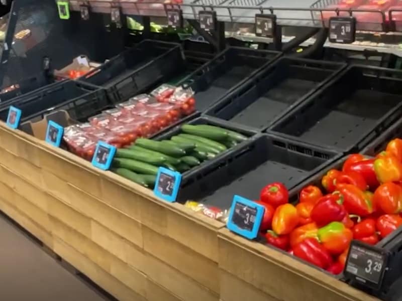 Lege rekken in de versafdeling van de Albert Heijn in Roeselare.