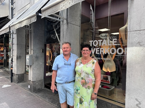 Lucrèce Potiau en haar man André Meeus bij de bekende lingeriezaak in de Langemunt