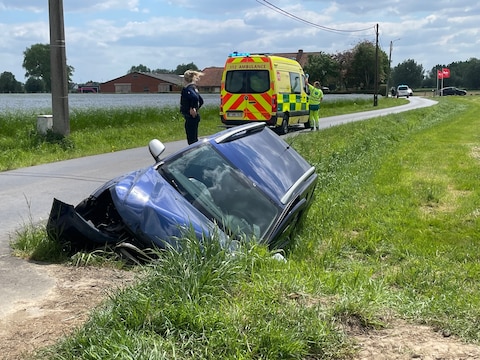 Langs de Veldbosstraat in Lendelede schoof de Kuurnenaar op 5 mei 2025 met zijn Dacia Duster in de gracht.