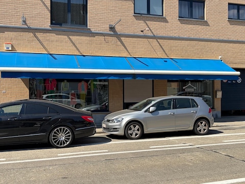 Tweedehandswinkel De Kapstok opende recent de deuren op een nieuwe locatie.