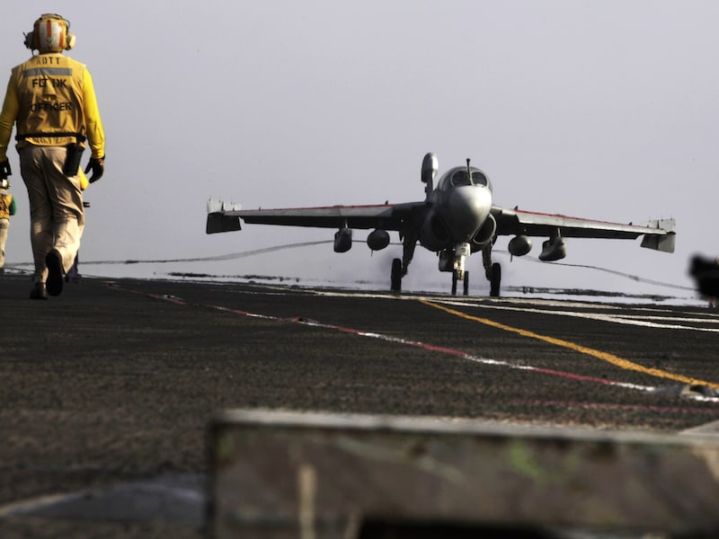 De Amerikaanse overheid besloot juist om geen grondtroepen in te zetten tegen de terreurgroep, maar bommen te gooien en Iraakse en Syrische oppositietroepen te trainen.