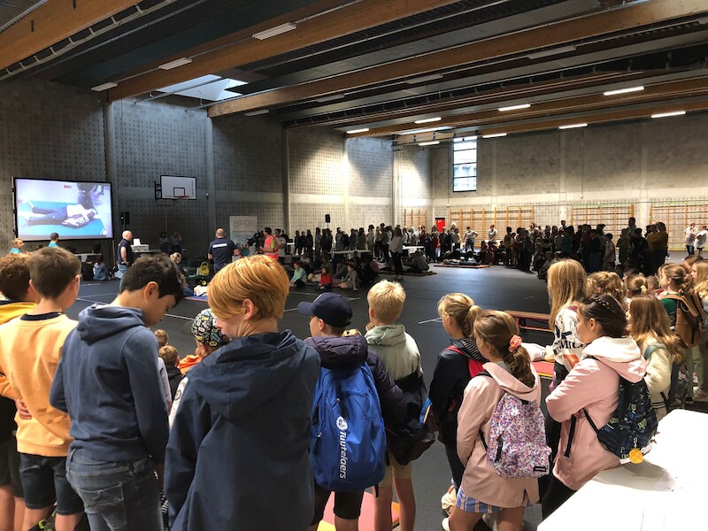 Honderden leerlingen uit de lagere school leren reanimeren op 'Restart a Heart Day’ in Beerse